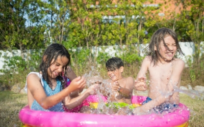 Infants jugant a una piscina desmuntable | Pexels