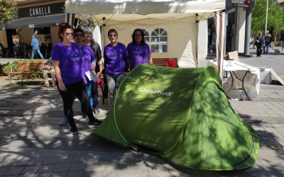 Laura Sampedro, Sílvia Urbina, Roser Sánchez-Cisneros, Ana Sancho i Rosa Salido a l'acampada | Pau Duran