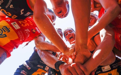 El combinat espanyol d'handbol platja fent pinya abans d'un enfrontament | RFEBM