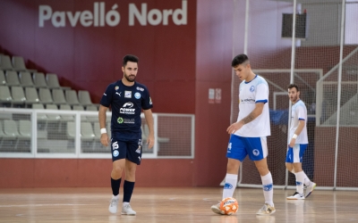 Álex Llamas enfrontant-se aquesta temporada al CNS com a jugador de l'Ibiza | Roger Benet