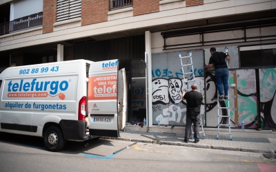 Uns operaris tapiant l'edifici | Roger Benet