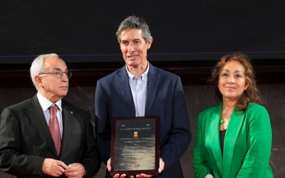 Jord Molins, president de la JAS, recollint el guardó | COE