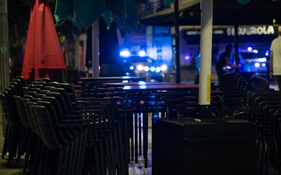 La Policia Municipal patrullant durant el toc de queda | Roger Benet