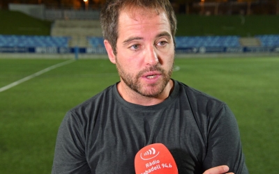 Miki Lladó, atenent Ràdio Sabadell al final del partit al Municipal de Badalona | CES