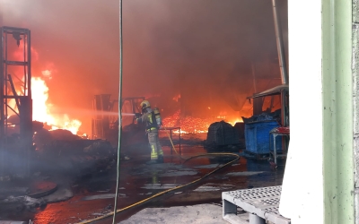 Un agent, durant les tasques d'extinció/ Cedida Ajuntament de Castellar