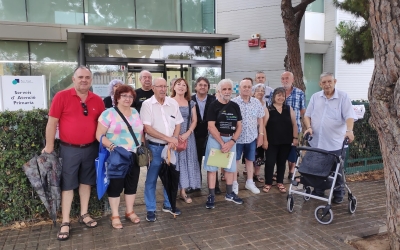 Representants de les associacions veïnals davant del CAP Can Rull | Pau Duran