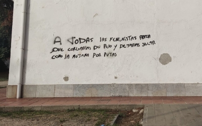 Missatge aparegut a la façana de la Casa dels Pins | Esquitx