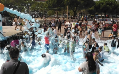Una festa de l'escuma a Gràcia, durant la celebració de l'any passat/ Agrupació de Veïns de Gràcia