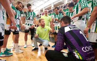 Pere Ayats donant indicacions a l'equip en l'OAR-Sant Joan Despí d'ahir | Èric Altimis