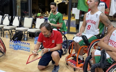 Trigo dona indicacions durant un dels partits jugats a Bòsnia i Herzegovina