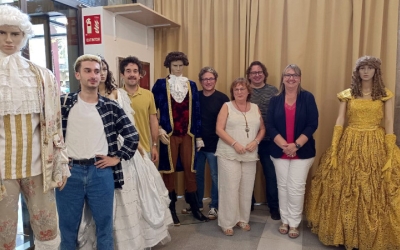 Membres de la Joventut de la Faràndula, amb objectes de l'exposició al Casal Pere Quart/ Karen Madrid