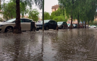 La vorera del carrer Alfons Sala, durant la tempesta/ Karen Madrid