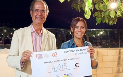 Josep Suárez i Marta Farrés, amb el xec dels fons recaptats amb el sopar solidari/ Karen Madrid