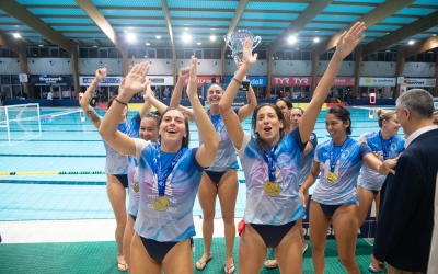 Alegria de les jugadores de l'Astralpool celebrant el trofeu | Roger Benet