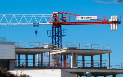 Imatge d'una grua en un habitatge en construcció | Roger Benet