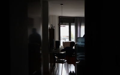 Un nen al menjador d'un dels pisos del bloc Guillem Agulló | Júlia Ramon