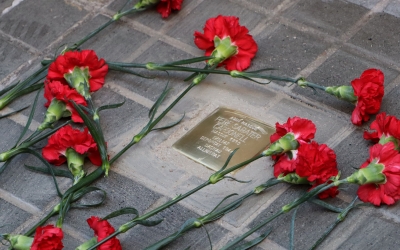 La stolpersteine dedicada a Pere Sabater, al Centre | Júlia Ramon