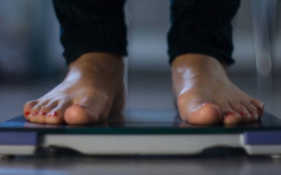 Una persona pesant-se/ Pexels