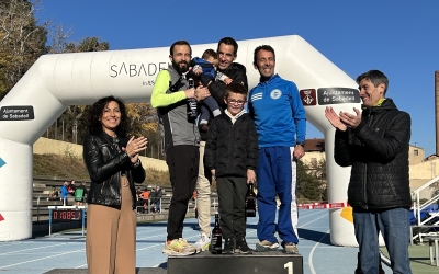 La regidora d'Esports, Montse González, i el president de la JAS, Jordi Molins, han fet l'entrega de premis | Pau Vituri