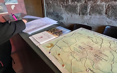 Una persona signant en contra del tancament del restaurant La Mola | Roger Benet