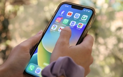 Una jove fa servir el mòbil | ACN