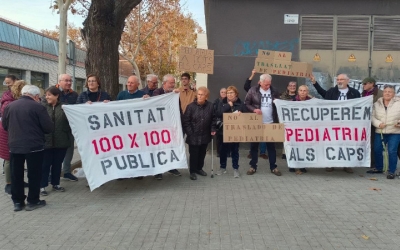 Concentració davant del CAP Gràcia, aquesta tarda/ Karen Madrid
