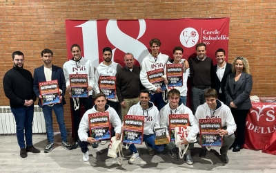 Foto de família de tennistes i autoritats a la sala social del Cercle | Adrián Arroyo