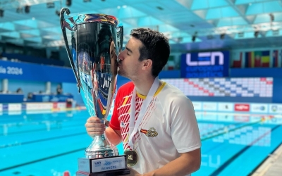 Lorrio, fent un petó a la copa | @edulorrio