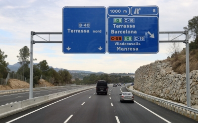 Cartells de sortida a Terrassa i d'enllaç amb la C-58, l'E-9 i la C-16 des de la B-40 a Terrassa | Albert Segura (ACN)