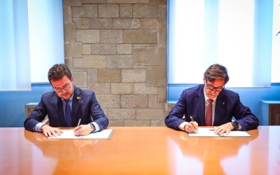 El president de la Generalitat, Pere Aragonès, i el primer secretari del PSC, Salvador Illa, signen l'acord al Palau de la Generalitat | Cedida