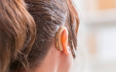 Una noia amb un audiòfon | Pexels