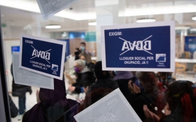 Cartells enganxats en una sucursal bancària per reclamar un lloguer social