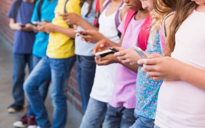 Joves utilitzant el mòbil | Pexels