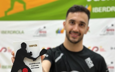 Pajares, amb el trofeu de campió | RFES