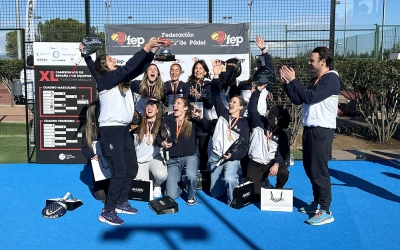 Guinart, aixecant el trofeu de campiones | Pau Vituri