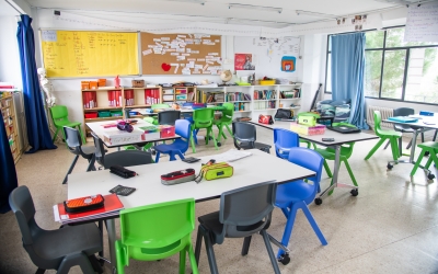 Una classe de l'Escola Samuntada buida d'alumnes