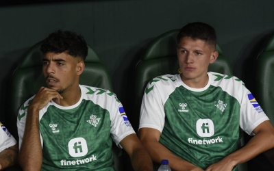 Chadi Riad i Altimira, a la banqueta en un partit del Real Betis | Kiko Hurtado