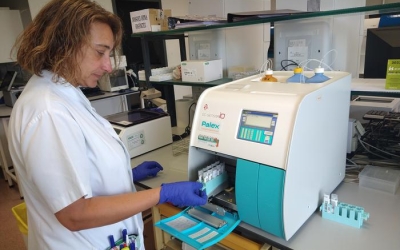 Un laboratori d'anàlisi de les proves del cribratge | Departament de Salut