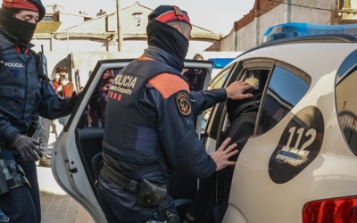 Els Mossos d'Esquadra enduent-se un dels detinguts | Roger Benet