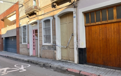 Una cinta de la Policia Municipal precinta la porta de l'immoble afectat per l'incendi