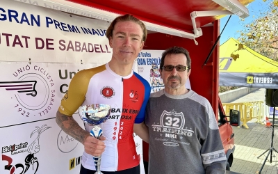 Smirnov i el president de la Unió Ciclista Sabadell, Antoni Soler, al podi | Pau Vituri
