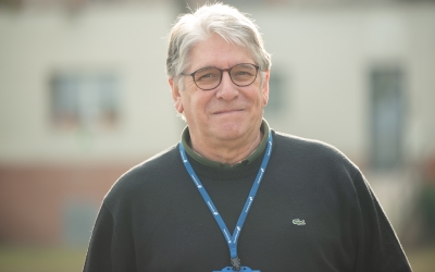 El doctor Manel Cervantes somrient al Parc Taulí