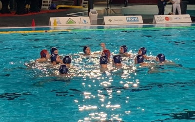 Pinya dels jugadors de l'Astralpool abans del xiulet inicial | @cnswaterpolo