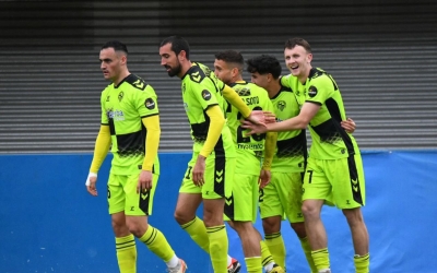 Vladys, felicitat pels seus companys després de marcar l'1-2 | Críspulo Díaz