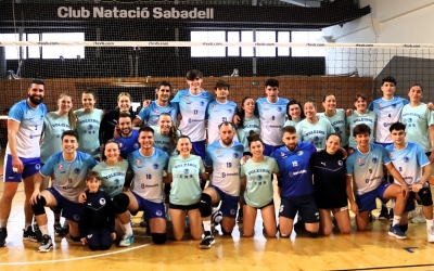 Fotografia de família dels dos sèniors nedadors | CNS Vòlei