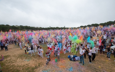 Moment del llançament de la pols de colors en una edició del Holi a Sabadell