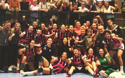 Fotografia de família un cop assolit el triomf contra el Palautordera | OAR Gràcia