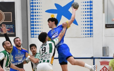 Isma Bendress intenta evitar el xut d'Adrià Font | UE Sarrià