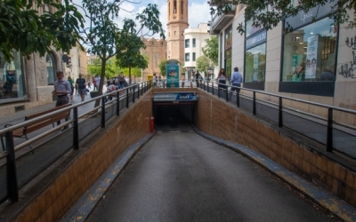 Un dels accessos a l'aparcament de Doctor Robert a la plaça del Pedregar