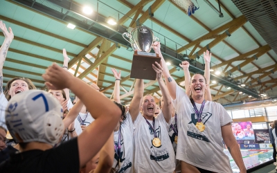 Bea Ortiz i la capitana Maica Garcia aixequen amb eufòria la 'Setena' | Roger Benet